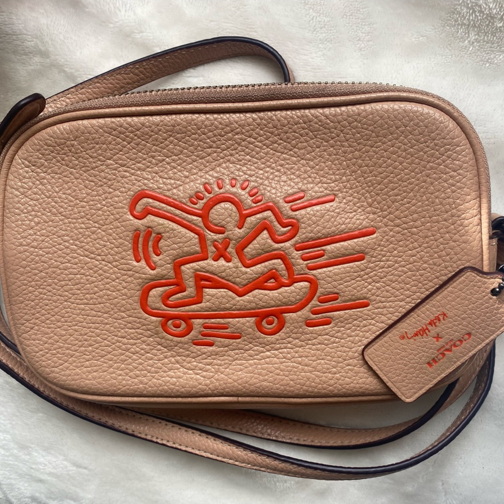 COACH x Keith Haring
Skateboarder Small Double Zip
Crossbody Bag Tan